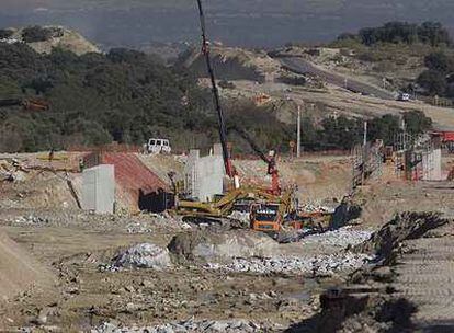 Uno de los tramos en obras de la carretera M-501, a su paso por Chapinería.