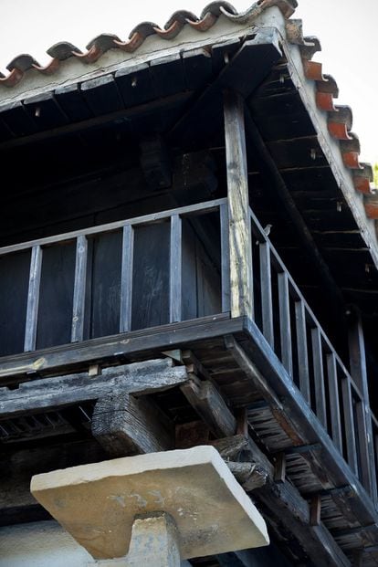 Los balcones y acabados en madera son emblema del estilo arquitectónico del pueblo.