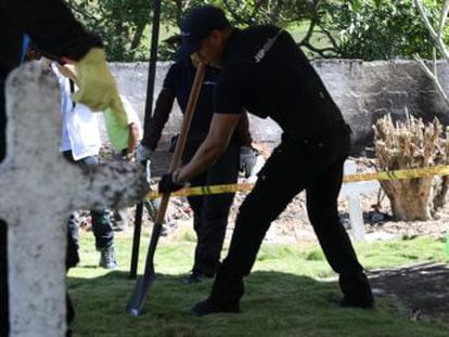 Las autoridades tratan de averiguar si se trata de un caso de  falsos positivos , civiles asesinados por el Ejército que después eran presentados como guerrilleros muertos en combate