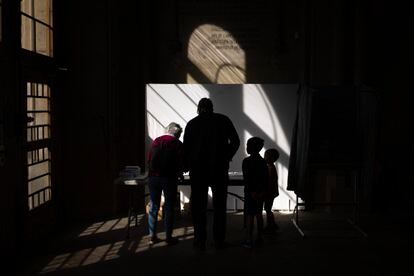Votantes este domingo en un colegio electoral de Barcelona. 