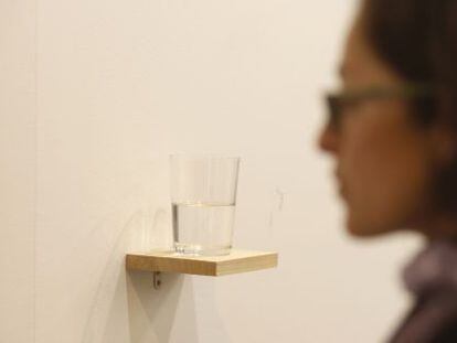 La obra &#039;Vaso de agua medio lleno&#039;, de Wilfredo Prieto.