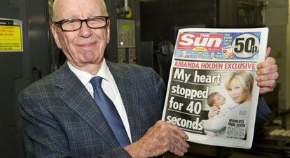 Murdoch, con el primer número de 'The Sun on Sunday'.
