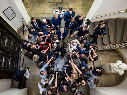 El presidente de la Cámara de Representantes, Kevin McCarthy, atiende a los periodistas en el Capitolio.