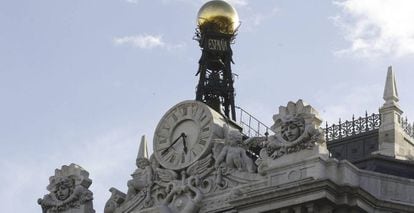 Reloj en la fachada de la sede del Banco de España, en la Plaza de Cibeles en Madrid. EFE/Archivo
