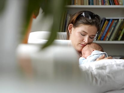 Una madre abraza a su hijo. 