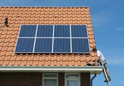 Instalación de paneles fotovoltaicos en el tejado de una vivienda.