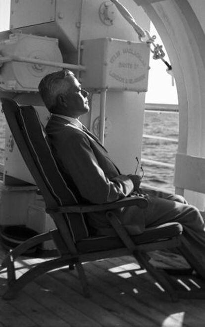 Jaume Vicens Vives durante un viaje en barco rumbo a Cerdeña en 1957.