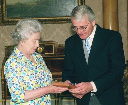 John Major rompió la hegemonía de Margaret Thatcher pero no el color del Gobierno, que siguió siendo conservador. Gobernó entre noviembre de 1990 y mayo de 1997. En la imagen, de junio de 1999, la reina le otorga un título de honor tras dejar el Gobierno.