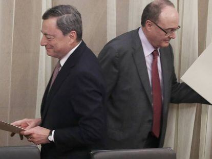 Mario Draghi, presidente del BCE (izquierda) y Luis Linde, gobernador del Banco de España.