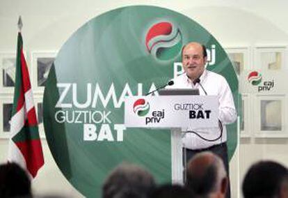 El presidente del PNV, Andoni Ortuzar, durante su intervención en la rueda de prensa que ha ofrecido esta tarde en la localidad guipuzcoana de Zumaia.