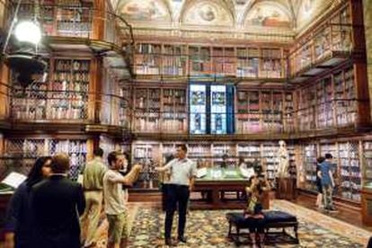 Interior de la Morgan Library, biblioteca de tres pisos en la antigua residencia del magnate neoyorquino J. P. Morgan.