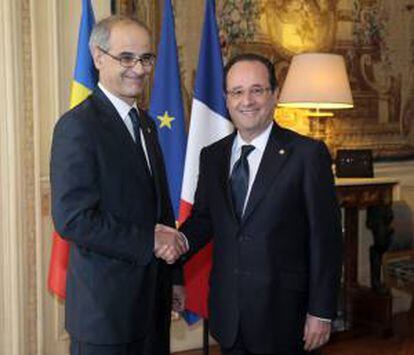 El presidente francés, François Hollande (derecha), estrecha la mano del jefe de gobierno de Andorra, Antoni Martí, durante su encuentro