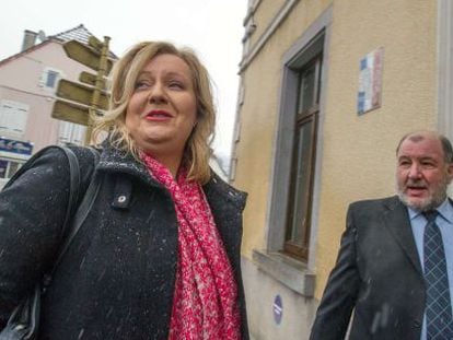 La candidata del Front Nacional a Doubs, Sophie Montel (esquerra), arriba al seu col·legi electoral.