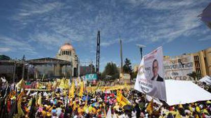 Miles de personas se reúnen hoy, domingo 17 de marzo de 2013, en la capital mexicana para protestar contra una posible privatización de Petróleos Mexicanos (Pemex) en un acto convocado por el Partido de la Revolución Democrática (PRD) en el que participaron los principales líderes de la formación de izquierdas. Al grito de "Pemex no se vende, Pemex se defiende" un total de 60.000 personas, según los organizadores, se reunieron frente al monumento a la Revolución de la capital mexicana para exigir al gobierno de Enrique Peña Nieto que no privatice la empresa estatal, en el día en el que se conmemora el 75 aniversario de la expropiación del petróleo.