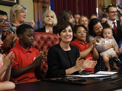 La gobernadora de Iowa, Kim Reynolds (centro) durante la firma de la prohibición del aborto después de la sexta semana. En vídeo, las claves de la ley del aborto de Iowa.