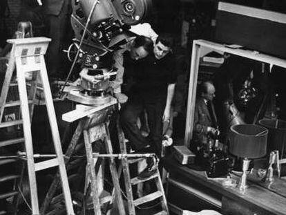 Stanley Kubrick, en el rodaje de '¿Teléfono rojo? Volamos hacia Moscú', en 1964.