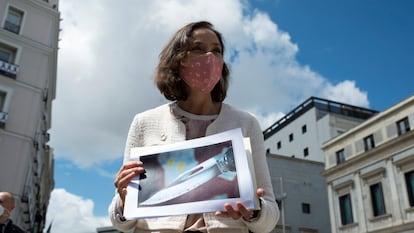 La ministra de Industria y Comercio, Reyes Maroto, muestra una fotografía el pasado 26 de abril de la navaja ensangrentada que recibió en un sobre, a su salida del Congreso de los Diputados.