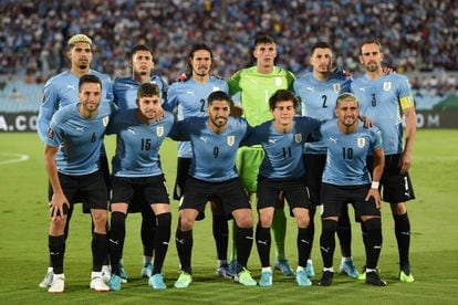 El equipo de Uruguay posa antes de un partido.