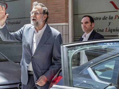 Mariano Rajoy a la salida del Registro de la Propiedad de Santa Pola. En vídeo: Declaraciones del expresidente en Santa Pola.
