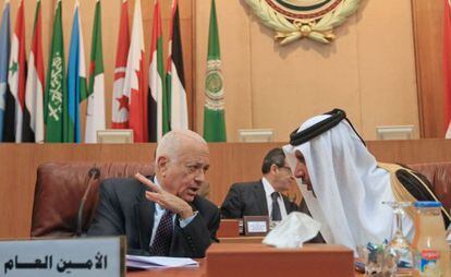 El primer ministro qatarí, jeque Hamad bin Jassem bin Jabr al Thani (D) conversa con el secretario general de la Liga Árabe hoy en El Cairo