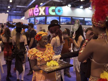 Una mujer vestida con un atuendo tradicional colombiano, este viernes en Fitur.