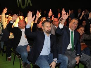 Santiago Abascal, con barba, junto a Javier Ortega Smith, el pasado día 7 en la plaza de Vistalegre (Madrid).