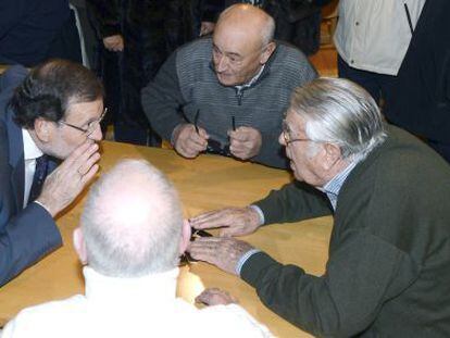 El president del Govern espanyol, Mariano Rajoy, juga al dòmino a la Llar del Pensionista d'Olmedo (Valladolid).