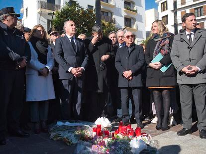 Concentración en la plaza Alta de Algeciras (Cádiz) este jueves, en repulsa por el ataque a dos iglesias que acabó el miércoles con la vida del sacristán Diego Valencia.