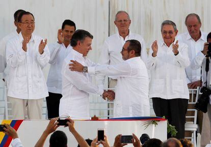 Santos y Timochenko se saludan tras la firma del primer acuerdo, en septiembre de 2016 en Cartagena de Indias.