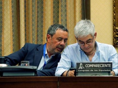El maquinista del Alvia, Francisco José Garzón, en julio en el Congreso junto a su abogado Manuel Prieto.