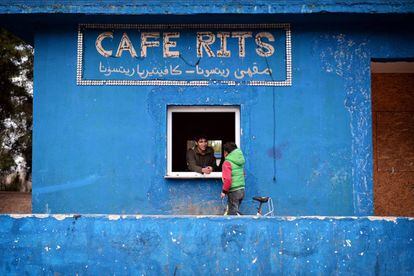 El &#039;Caf&eacute; Rits&#039;, en el campo de refugiados de Ritsona (Grecia)