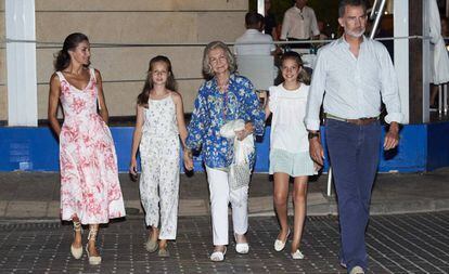Los Reyes, con sus hijas y doña Sofía el domingo por la noche tras salir a cenar.