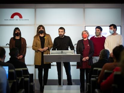 De izquierda a derecha Aurora Madaula (Junts), Laura Borràs, presidenta del Parlament; Pau Juvillà (CUP), Alba Vergés (ERC), Lucas Ferro (comuns) y Ruben Wagensberg (ERC).