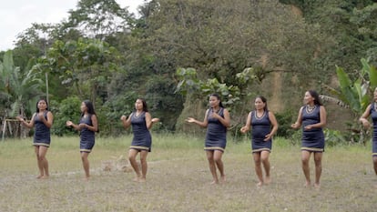 Las mujeres de la guardia indígena también preservan saberes culturales como la danza y la música