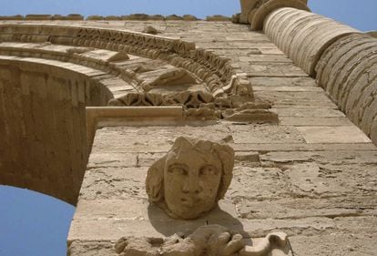 La escultura de un rostro femenino miraba a los visitantes en las ruinas de Hatra antes de su destrucción en 2015.