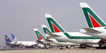 Varios aviones de Alitalia en el aeropuerto'de Fiumicino (Roma).