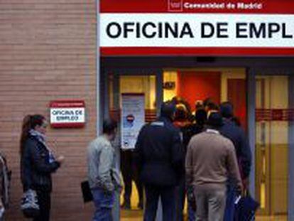 Desempleados entrando en una oficina de empleo de Madrid
