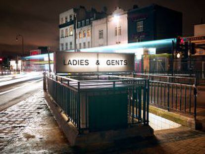 Acceso a la coctelería Ladies and Gents, alojada en unos baños públicos de Kentish Town, en Londres.