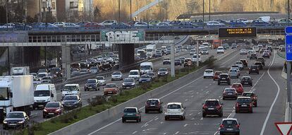 Tráfico esta mañana en Madrid, con los luminosos de la M-30 en los que se pide que se use el transporte público.