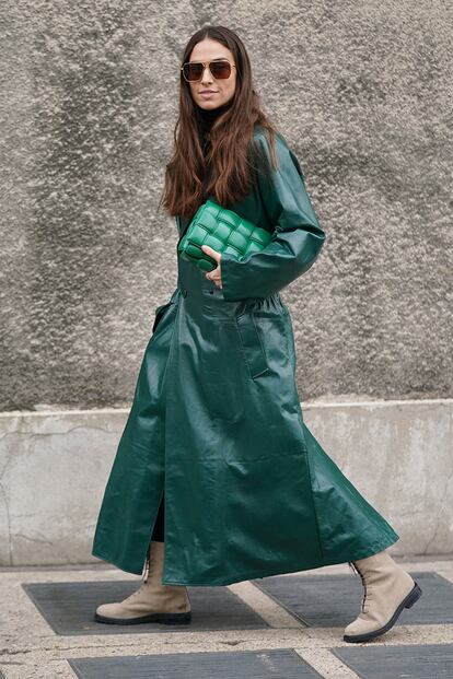 El verde 'Bottega'. Los bolsos verdes han sido una auténtica plaga desde que el diseñador incluyese este color en su colección para el verano pasado. Aunque este tono hierba ha teñido también sus zapatos y prendas, los bolsos han sido los grandes protagonistas de la fiebre verde.