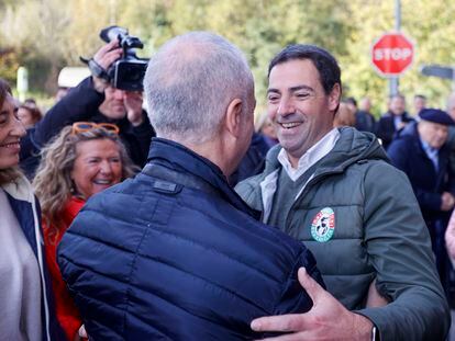 El candidato del PNV a lehendakari Imanol Pradales saluda al lehendakari Iñigo Urkullu (de espaldas), este pasado domingo en Sukarrieta (Bizkaia).