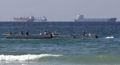 Botes de pescadores y petroleros, en aguas del estrecho de Ormuz.