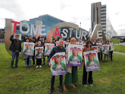 La entonces candidata de Podemos a la Presidencia del Principado, Covadonga Tomé (primera fila, centro) sujeta el cartel de su candidatura con motivo del inicio de campaña el pasado 11 de mayo, en la entrada del Hospital Universitario Central de Asturias (HUCA), en Oviedo.
