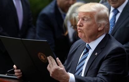 El presidente de EE UU, Donald Trump, se prepara para firmar una orden ejecutiva.