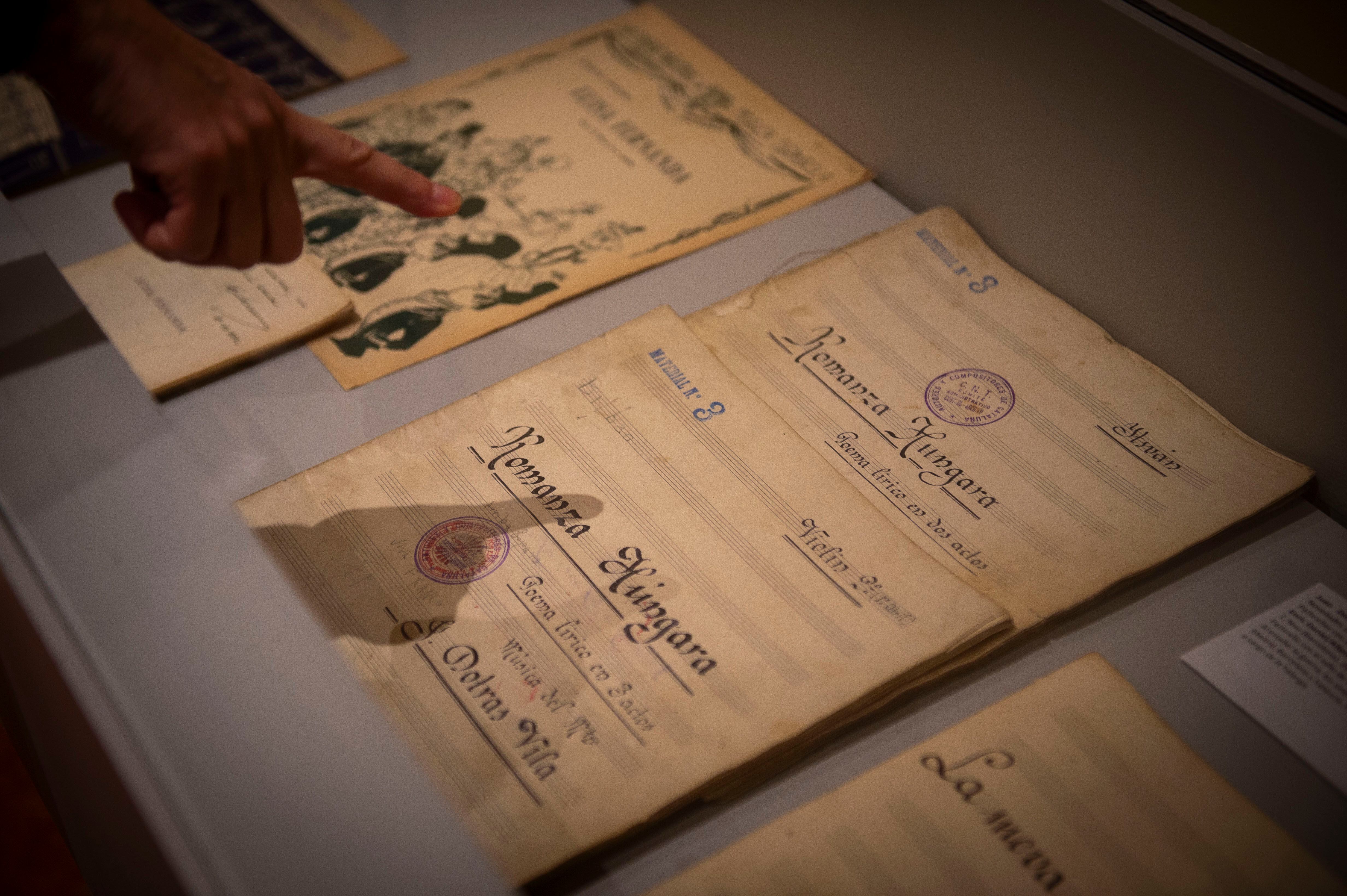 Dos ediciones de 'Romanza húngara', de Juan Dotras Vila, que se incautaron respectivamente la CNT y la Falange durante la Guerra Civil, en el archivo de la SGAE. 
