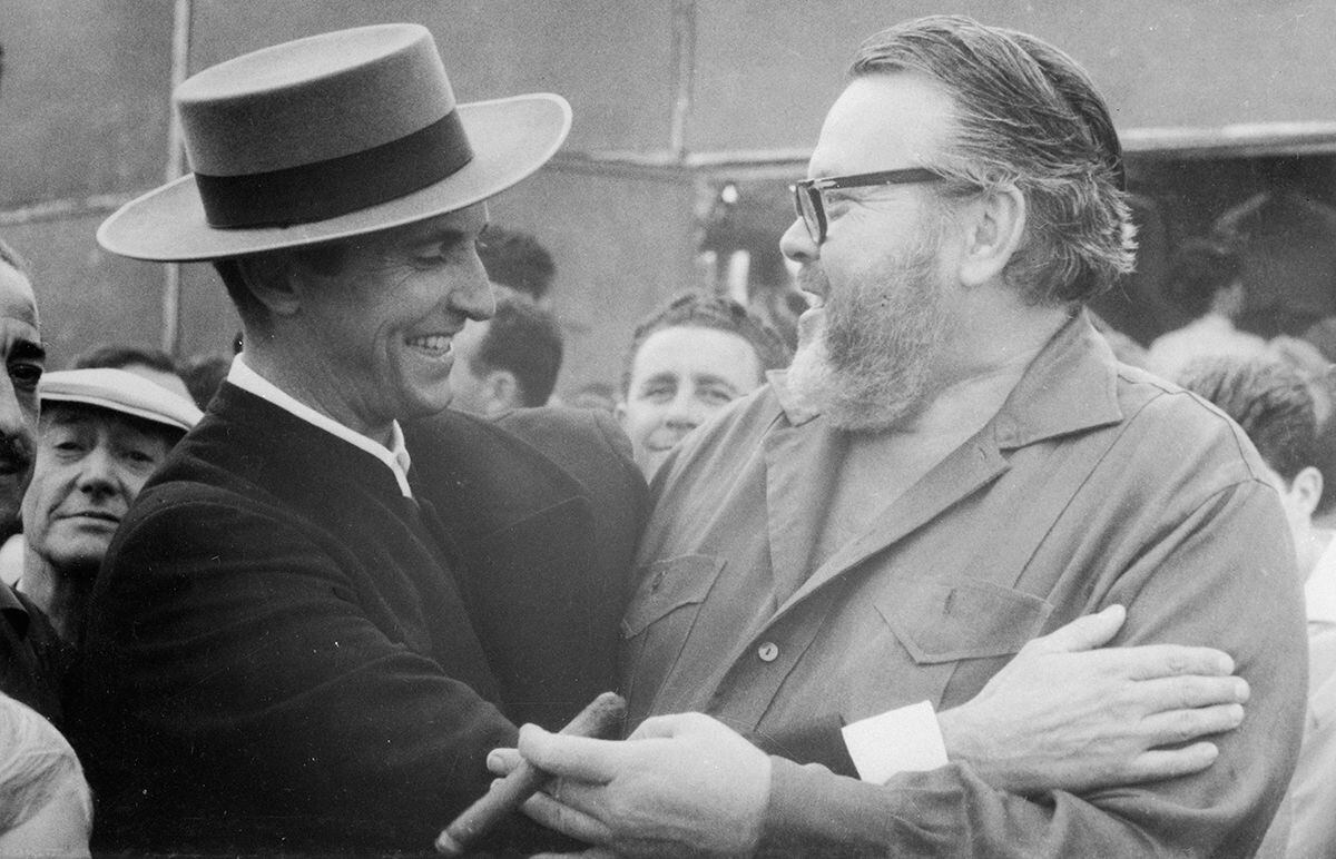 Orson Welles junto al torero Antonio Ordoñez en 1964 en Madrid. Lleva una guayabera de la Camisería Burgos.