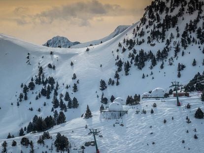 Los domos de Las Mugas, en la estación de esquí de Formigal, en el Pirineo de Huesca.