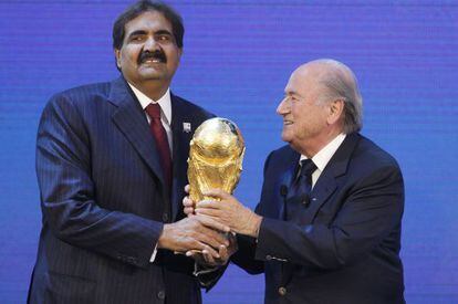 El primer ministro catarí, Hamad Al Thani, junto a Blatter, tras la designación de Catar 2022.