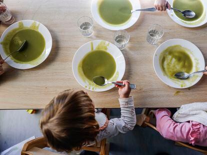 Varios niños comen crema de guisantes en la escuela infantil municipal La Melonera de Madrid, que recibe comida ecológica de proximidad.