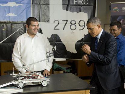 Barack Obama con el estudiante Patrick Sandoval (centro).